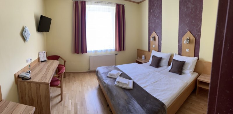 Zimmer mit Tisch 